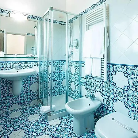 Hotell Sarah 4*